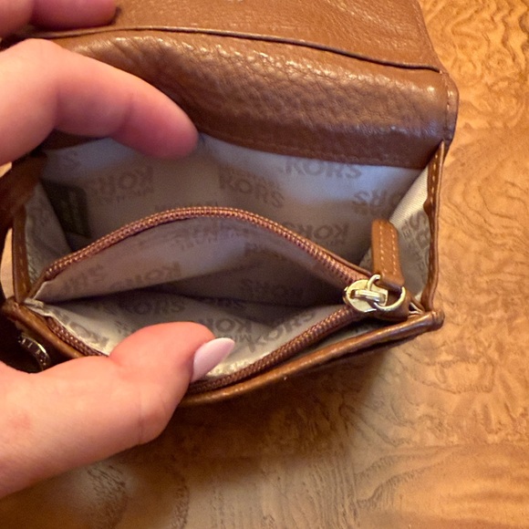 Michael Kors Tan/Brown Leather Key Card Holder with Gold Plaque - Picture 7 of 8